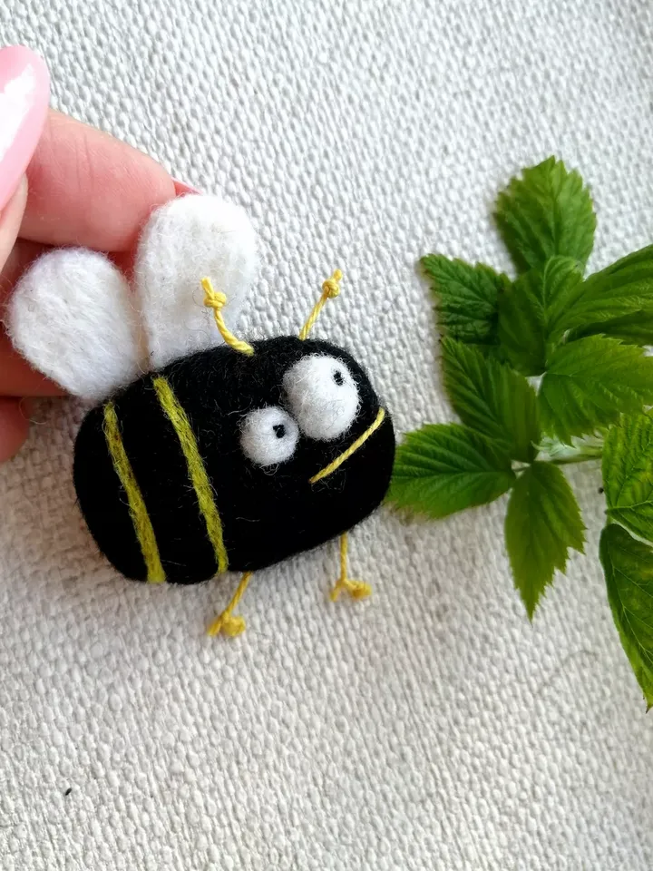 Black women's brooch Bee Original funny decoration for girls