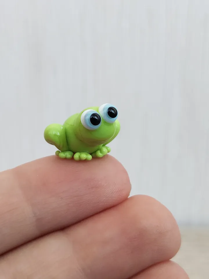 Frog gifts Frog figurine Tiny frog miniature, mini glass frog figurine, micro frog sculpture, small reptile figure Frog ornament Frog decor