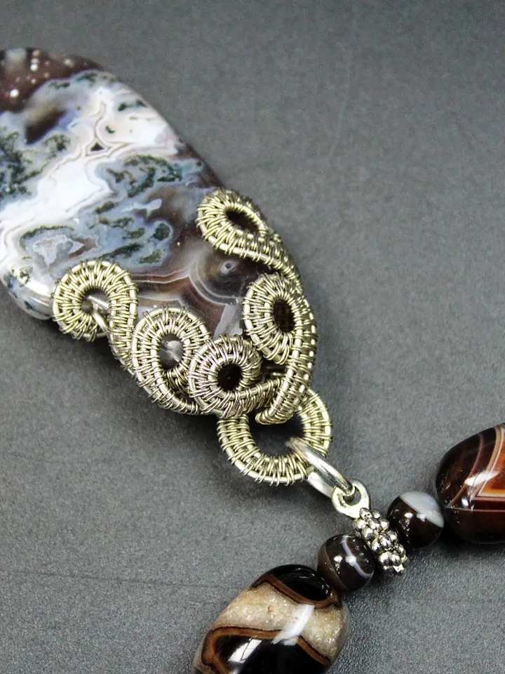 Handmade necklace made of agate.