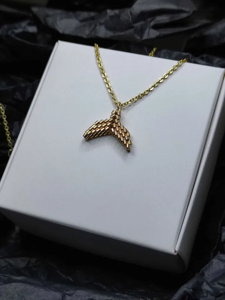PDF tutorial - Beaded Whale Tail Pendant Necklace