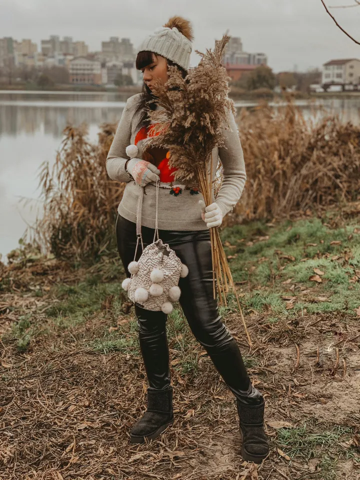 Ivory backpack with raffia yarn, bucket transformer bag with pom-poms, basket crochet hip bag, barrel keg, round shoulder