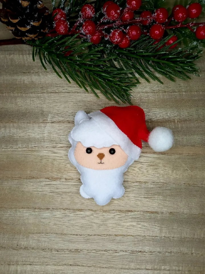 Christmas home decor made of felt lama ornament. Kawaii Lama Felt Alpaca Toy with Santa Hat Handmade Christmas Tree