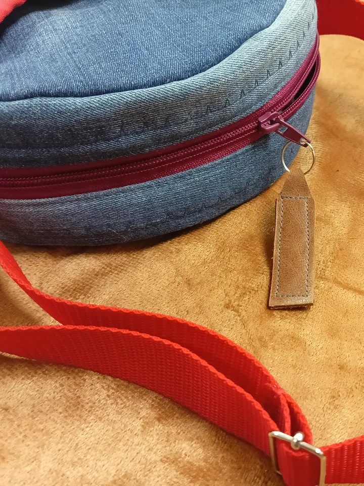 Round denim crossbody bag, for various necessary trifles, with 3 pockets and a long red strap 120 cm, cotton inside, d 20,5 cm
handbag for small things. Put your phone, wallet, glasses, keys in it and go for a walk / You will love it!