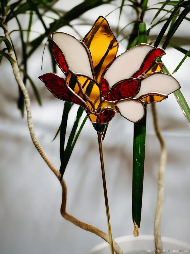 Magnolia on a Brass and Cast Stone Stand, Stained Glass Flower, Glass Magnolia on Stand, Artistic Glass Floral Decor, Tiffany Glass Flower, Magnolia Sculpture, Magnolia in Brass and Stone