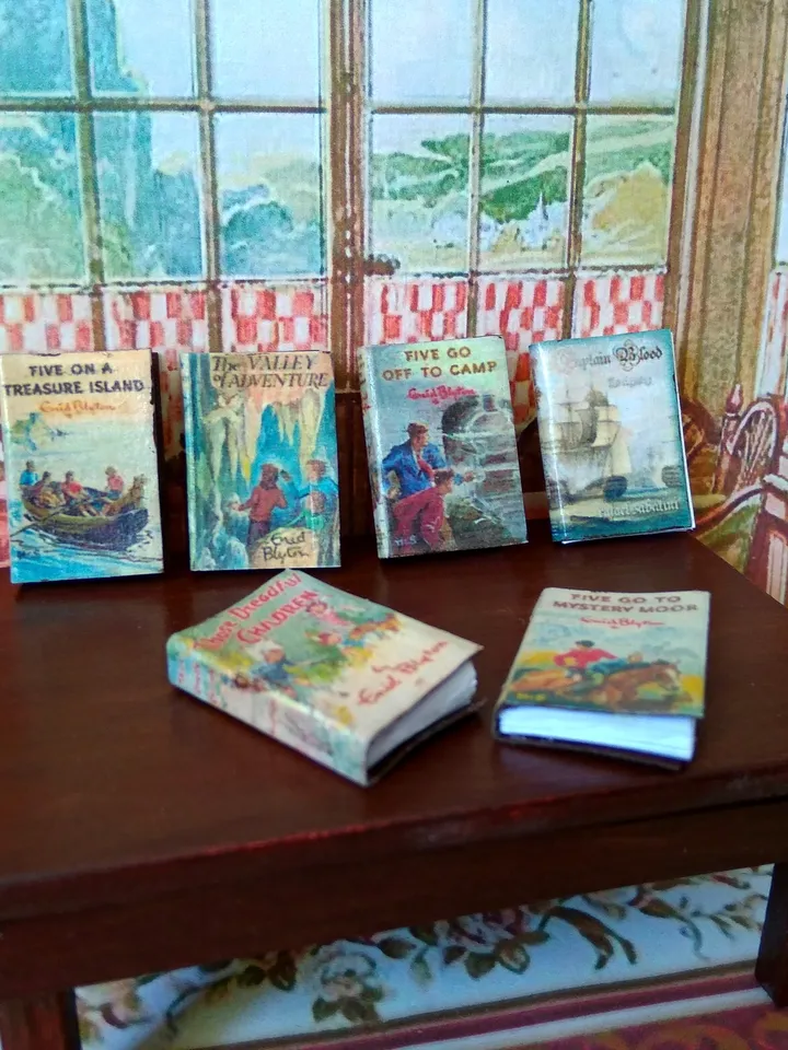 Books. A set of books. 6 items.1:12 scale.