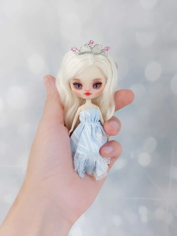 Magical little Petite Blythe doll with blonde hair. A beautiful little princess with mysterious eyes.