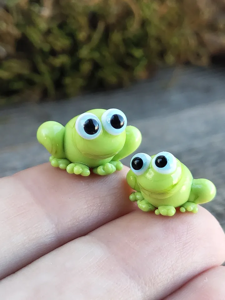 Frog gifts Frog figurine Tiny frog miniature, mini glass frog figurine, micro frog sculpture, small reptile figure Frog ornament Frog decor