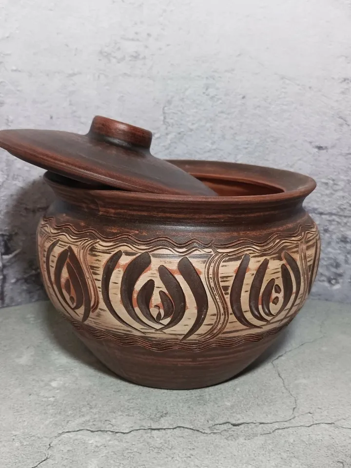 Ceramic casserole with a lid 135.25 fl.oz Handmade from red clay Carved pattern
