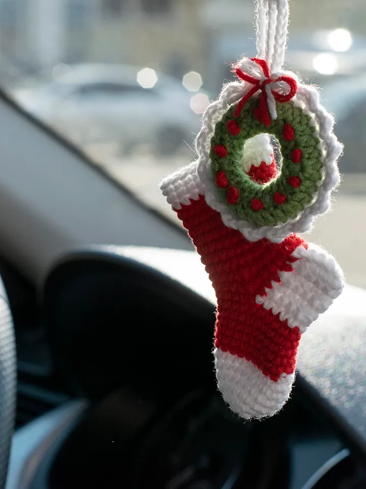 Crochet Christmas wreath car accessory for women, rear view mirror charm, car pendant, cute winter car hanging car decor