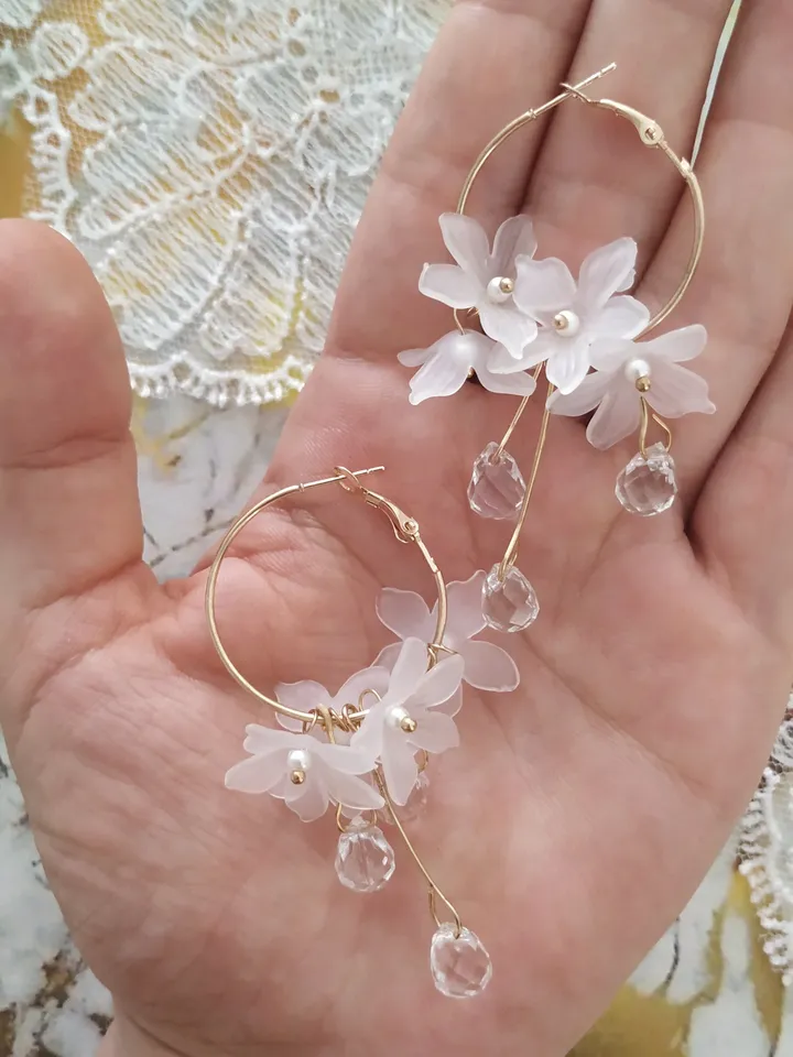 Hoop Boho Wedding Earrings, Boho Bridal Earrings, Long Gold Teardrop Earrings, White Flower Wedding Earrings, White Floral Bridal Earrings