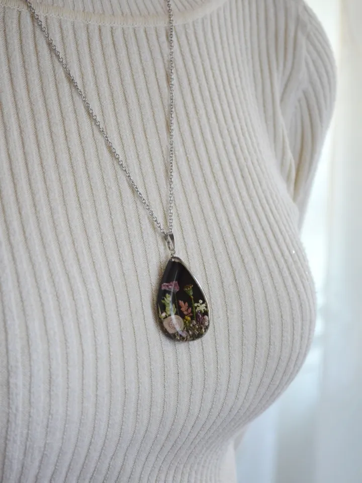 Tiny Flower Necklace. Poppy seed pods and shells in resin. Pendant with autumn flowers and herbs in resin.
