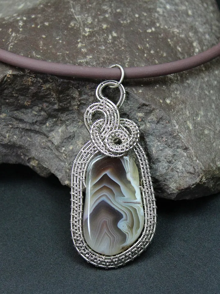 Handmade necklace with pendant made of natural agate