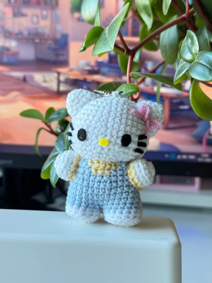 PATTERN crochet hello kitty, pdf crochet pattern, US terms, sanrio crochet, keychain crochet, amigurumi kitty in overalls