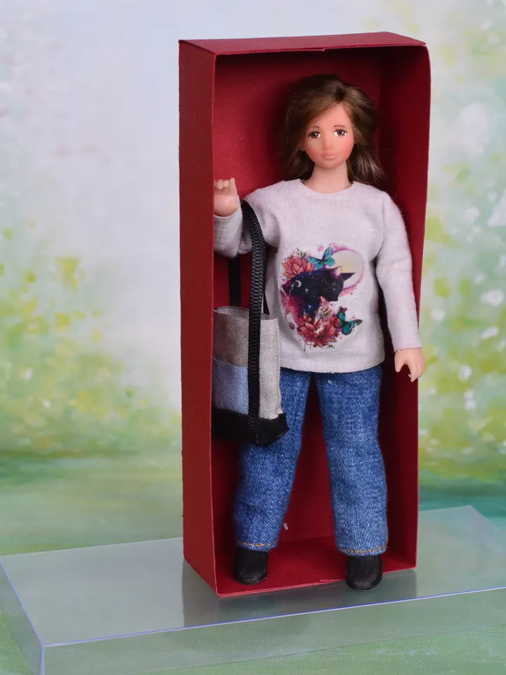 Miniature lady doll in 12th scales