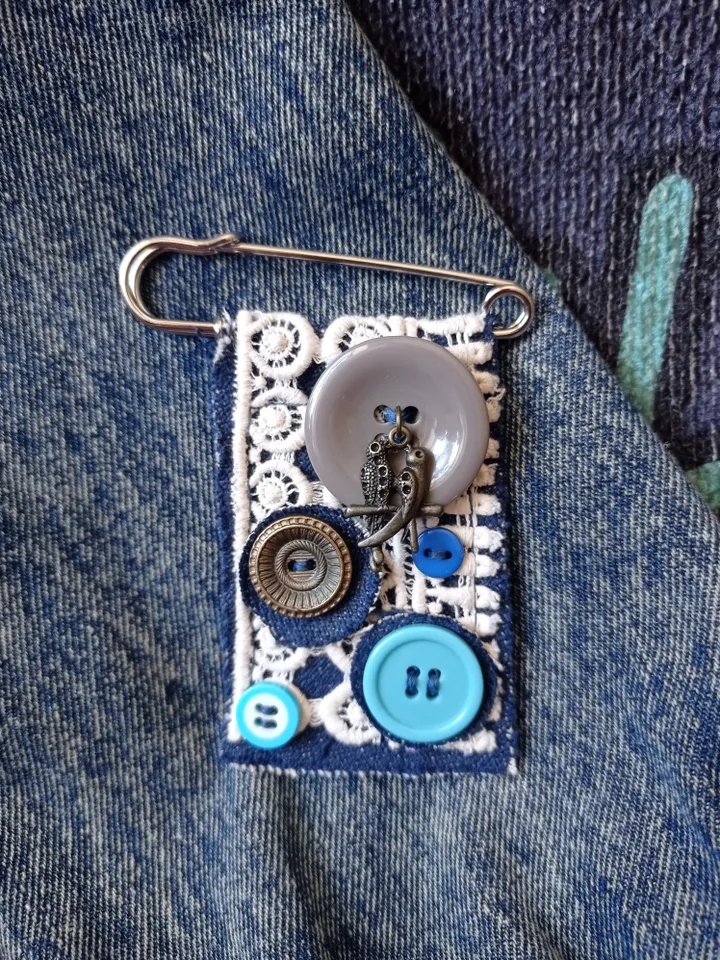 Denim brooch kilt pin "Birds"