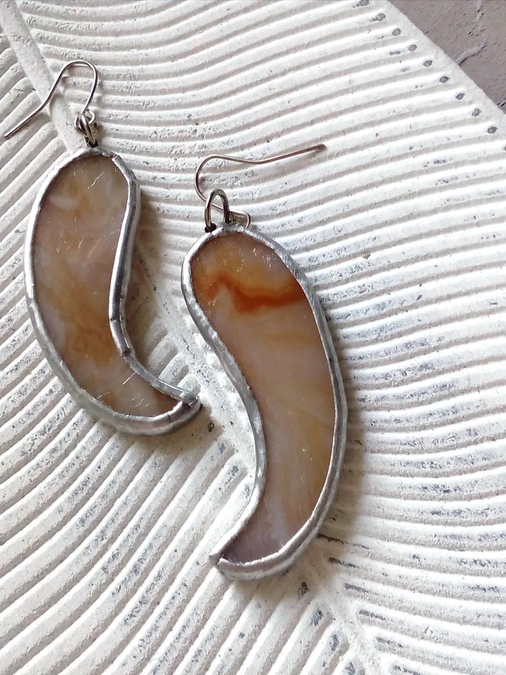 Beige wavy earring, glass earrings, simple stained glass, curle earrings, kawaii earrings, Dangle earrings