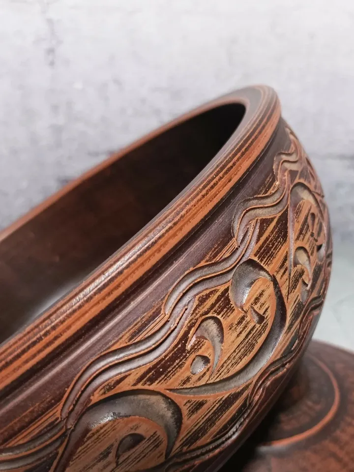 Pottery casserole 84.53 fl.oz Handmade from red clay, carved pattern