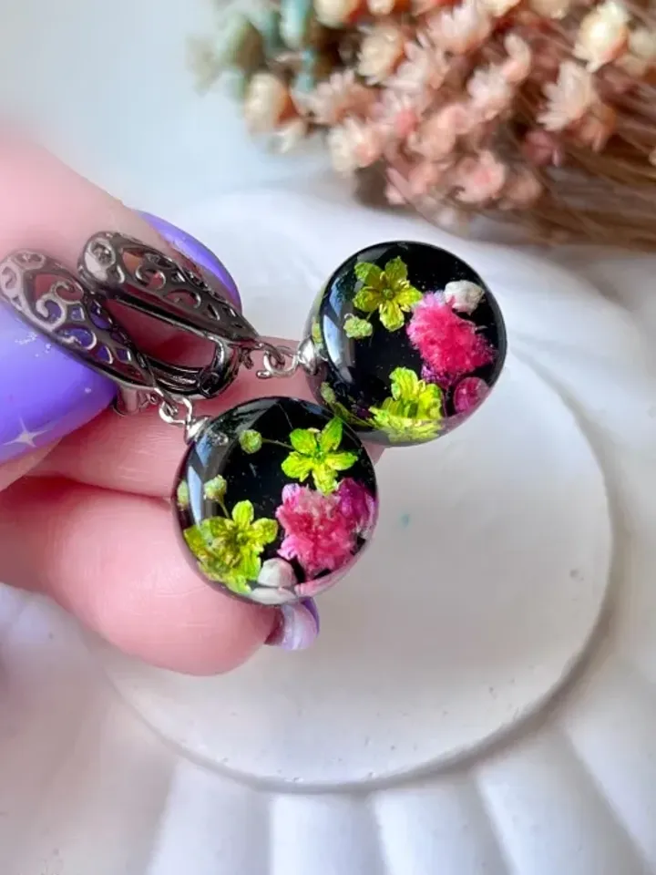 Epoxy resin earrings with handmade real flowers