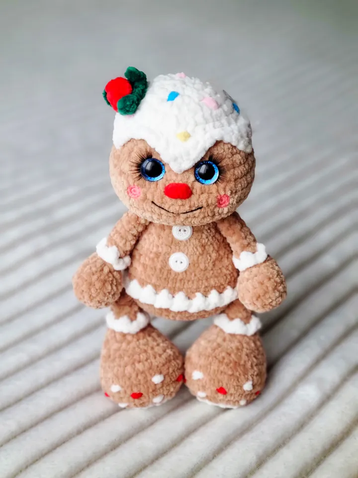 Crochet gingerbread man pattern. Amigurumi gingerbread man pattern. Crochet gingerman