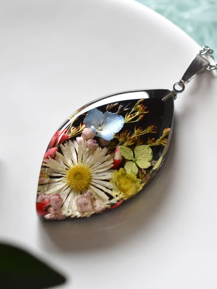 Tiny Flower Necklace. Daisy and hydrangea in resin. Pendant with autumn flowers and herbs in resin.