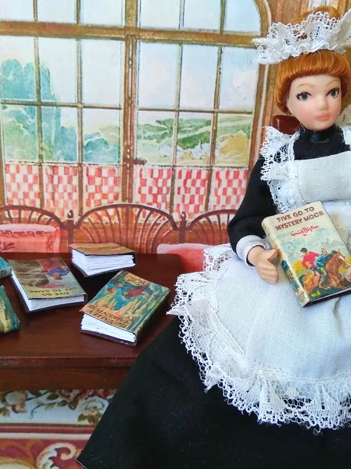 Books. A set of books. 6 items.1:12 scale.