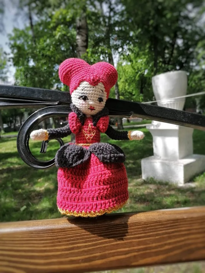 PDF Crochet Red Queen of Hearts Pattern doll, Alice in Wonderland, Red Queen Amigurumi , Pattern Crocheted doll with hair, Amigurumi doll