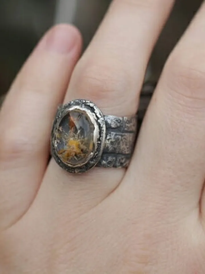 Ground -shaped ring in the style of grandi
