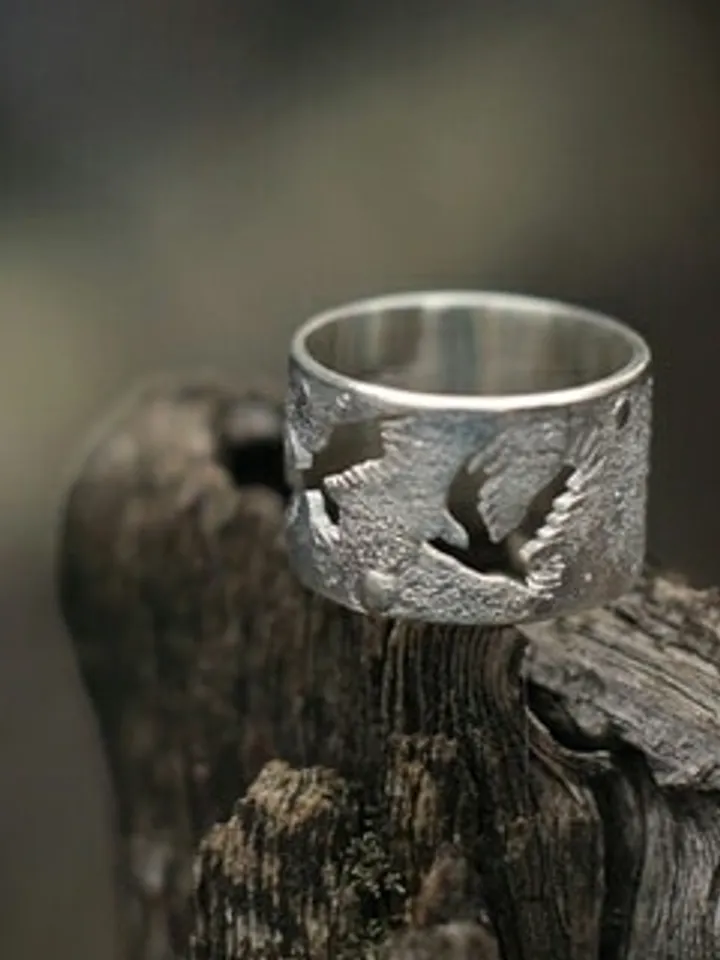 Ring with eagles