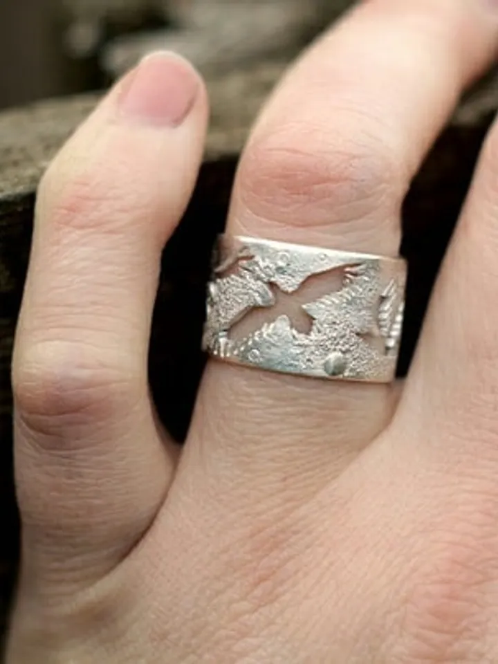 Ring with eagles