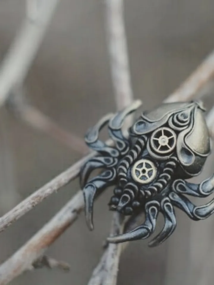 Antracite spider brooch
