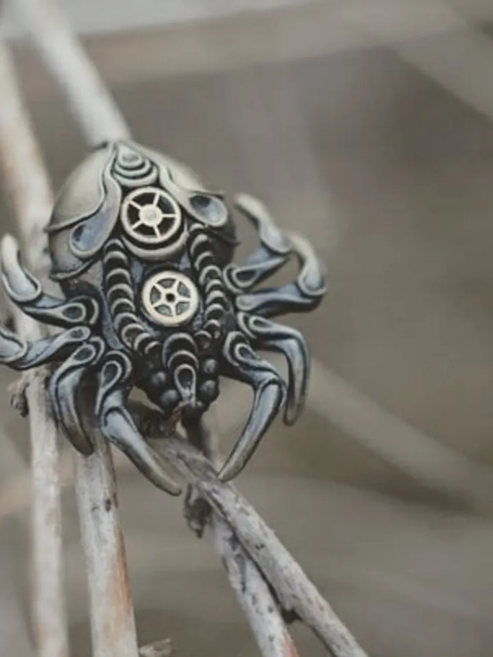 Antracite spider brooch