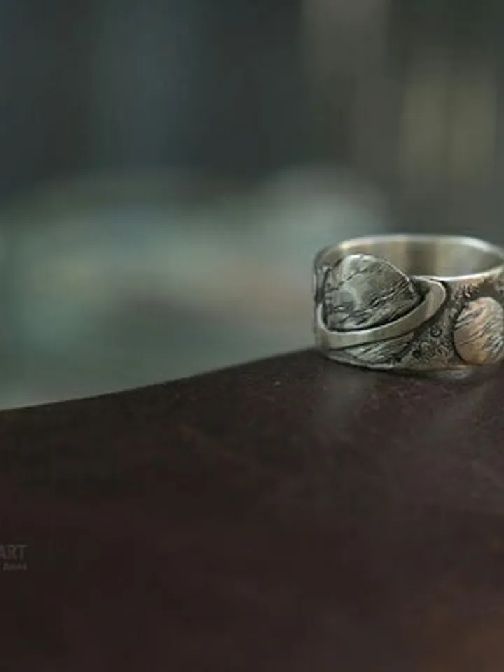 Textured ring with Saturn