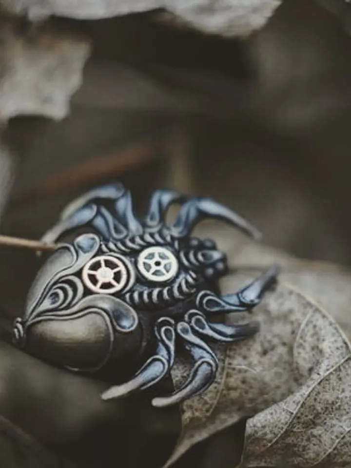 Antracite spider brooch