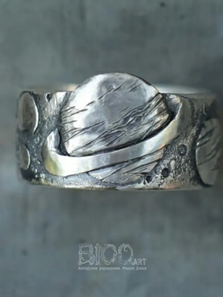 Textured ring with Saturn