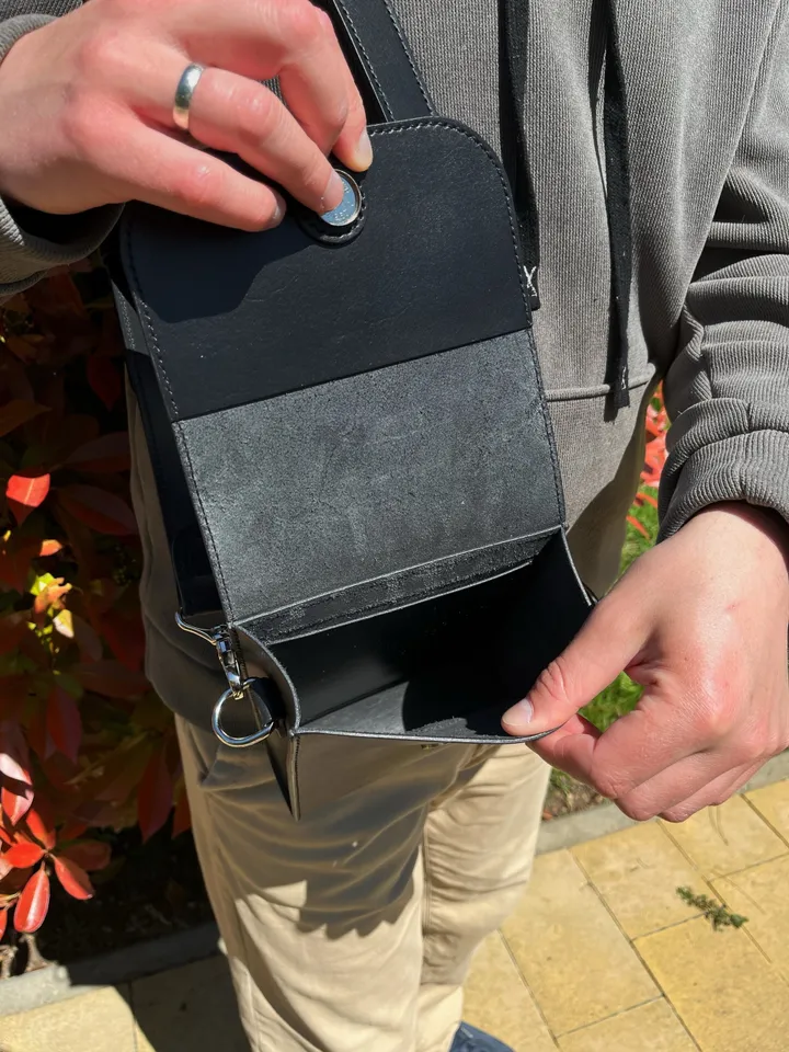Free PDF Pattern Men's crossbody bag - Download PDF & video TUTORIAL. Classic men's leather bag - pattern. Punch pitch 4 and 5 mm.