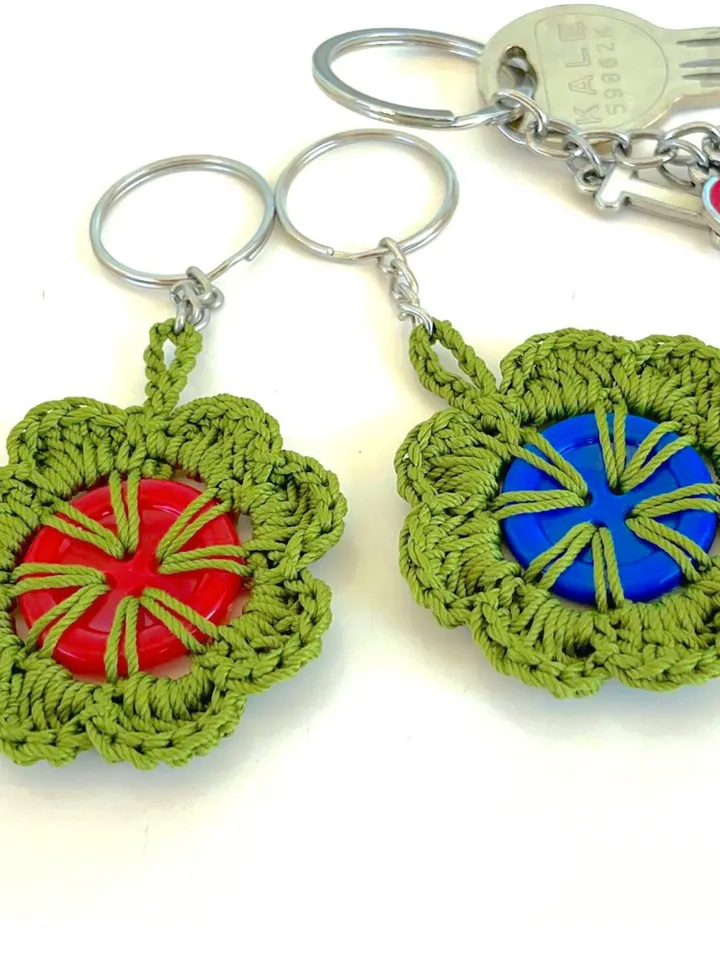 Retro Button Bloom Keychain Crochet Pattern, Easy Upcycled DIY Bag Charm PDF, Round Yarn Key Ring Motif Tutorial
