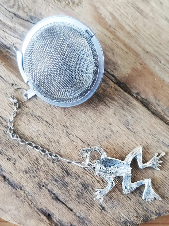 Frog tea ball infuser for herbal tea, Goblincore Tea infuser for tea lovers, Tea Strainer for loose leaf tea