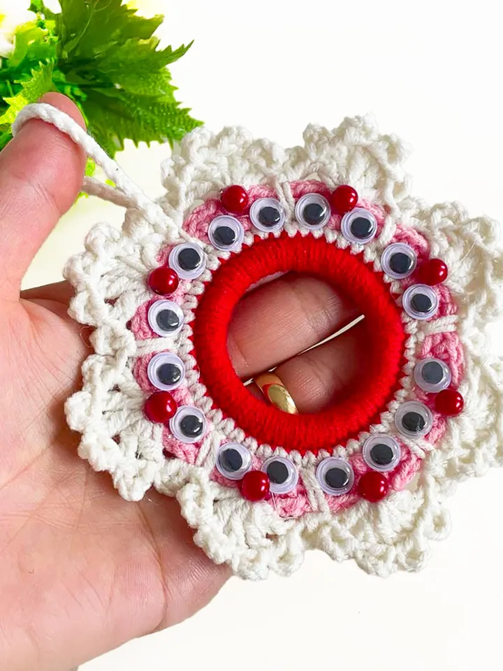 Whimsical Crochet Christmas Wreath Pattern, Fun and Festive Ornament Design, Googly Eye Decor Pattern, Easy DIY Ornament for Christmas Gift