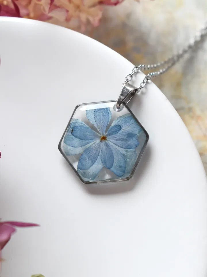 Hydrangea Necklace. Hydrangea pendant in resin. Pendant with real hydrangea.
