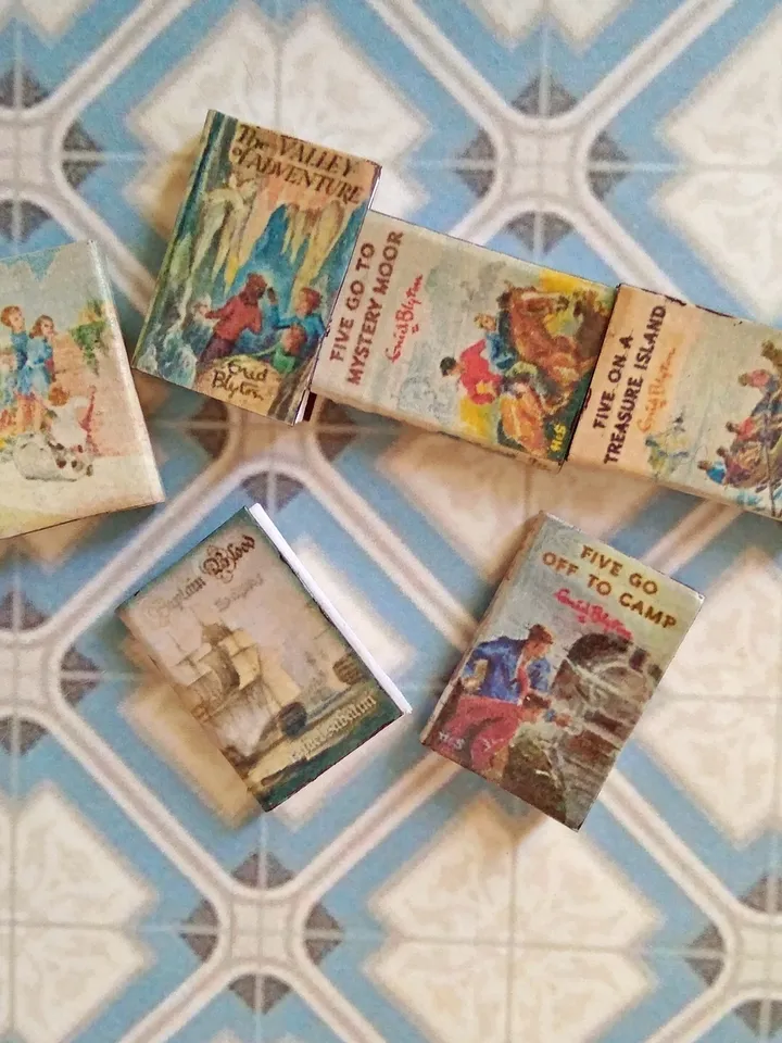 Books. A set of books. 6 items.1:12 scale.