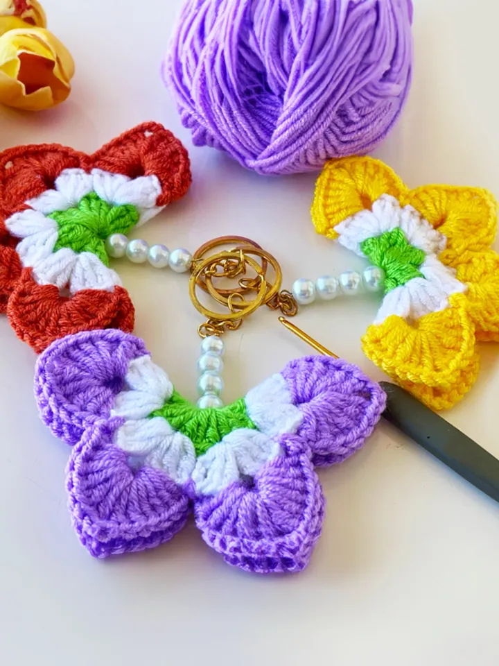Crochet Flower Keychain Pattern, Easy PDF Tutorial for Beginners, Handmade Gift Idea for Valentineโs or Car Accessories
