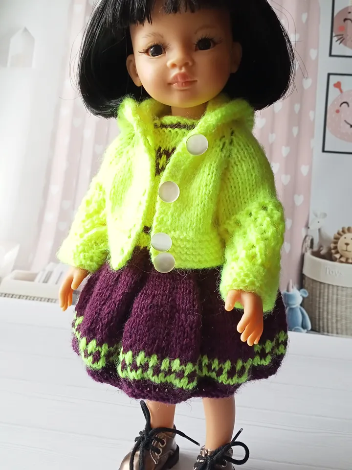 An outfit for a 16-inch doll.
