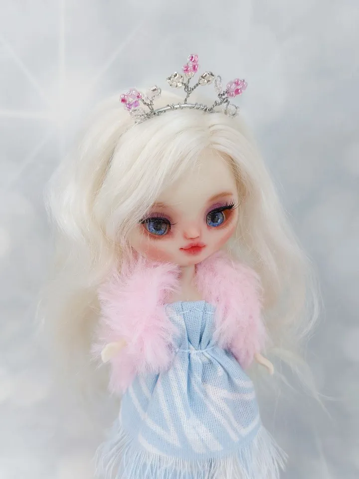 Magical little Petite Blythe doll with blonde hair. A beautiful little princess with mysterious eyes.