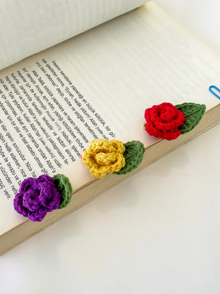 Micro Crochet Rose Paper Clip Bookmark, Cute Floral Planner Accessories, Perfect Gift for Book Lovers and Journal Enthusiasts