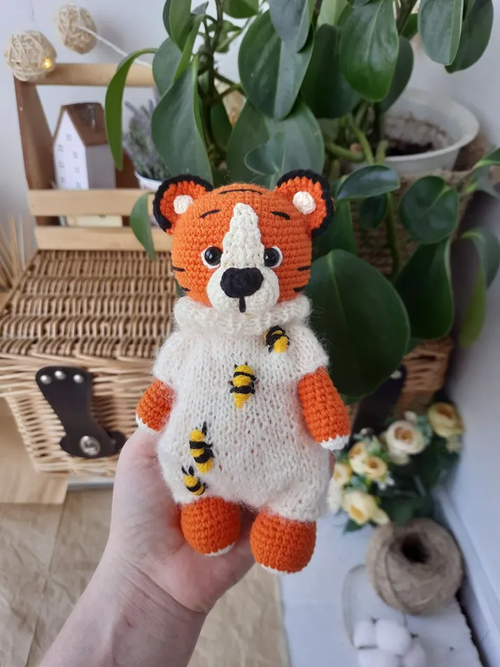 Amigurumi tiger crochet pattern. PLush tiger crochet PDF tutorial. Stuffed crochet tiger with knitting clothes