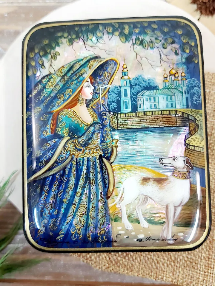 Beautiful Lacquer Box "The lady in the hat", Hand painted miniature painting jewelry box Mother of pearl Papier mache Art gift Fedoskino