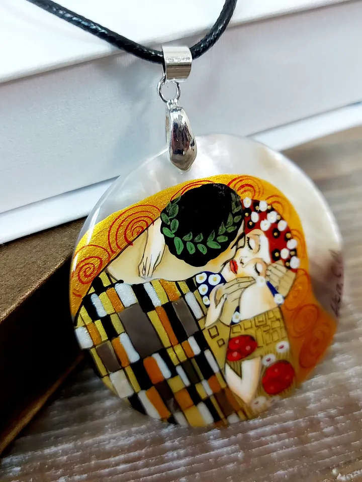 Pearl pendant necklace: The Kiss of lovers in charming handmade lacquer pendant for art lover • Aesthetic dainty necklace art nouveau style