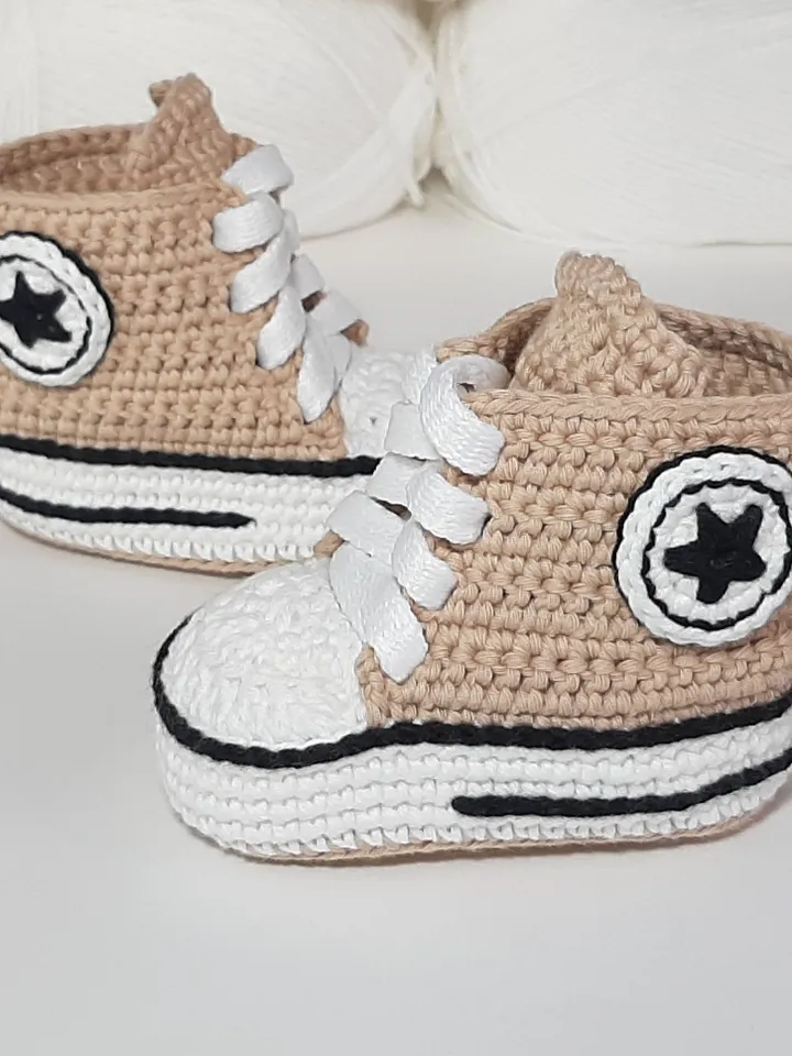 Crochet baby booties for boy or girl, neutral newborn slippers first shoes, expecting mom gift, newborn gift