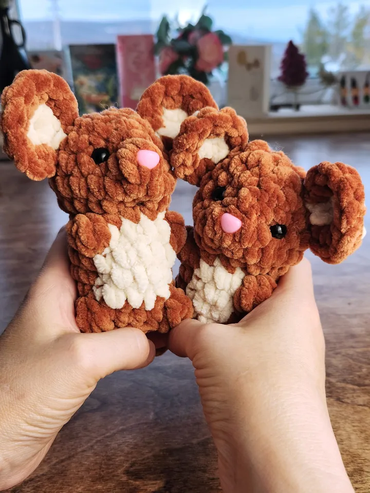 Chunky Mouse Amigurumi Pattern - Low Sew Plush Crochet Mouse with Heart
