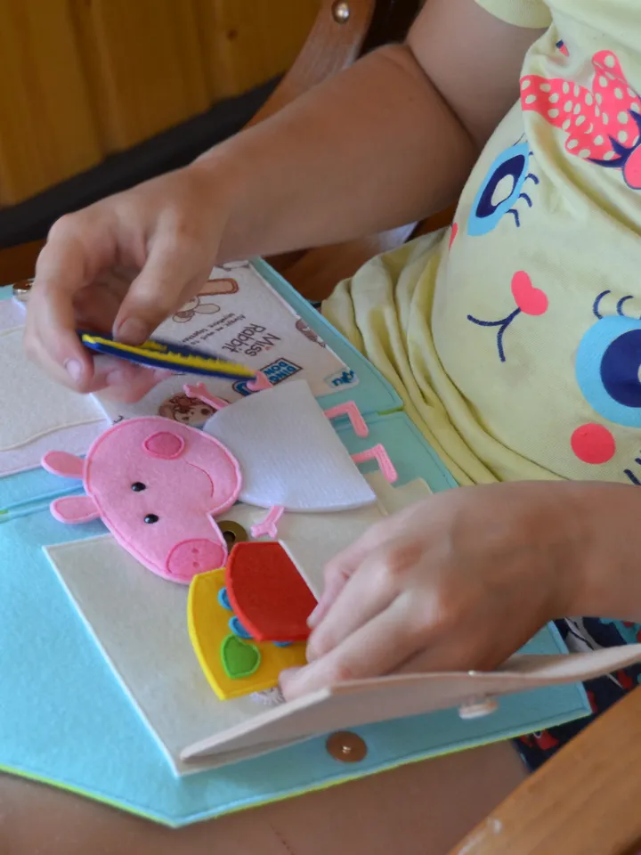 Peppa Pig Doll House from felt, PDF pattern and instructions
